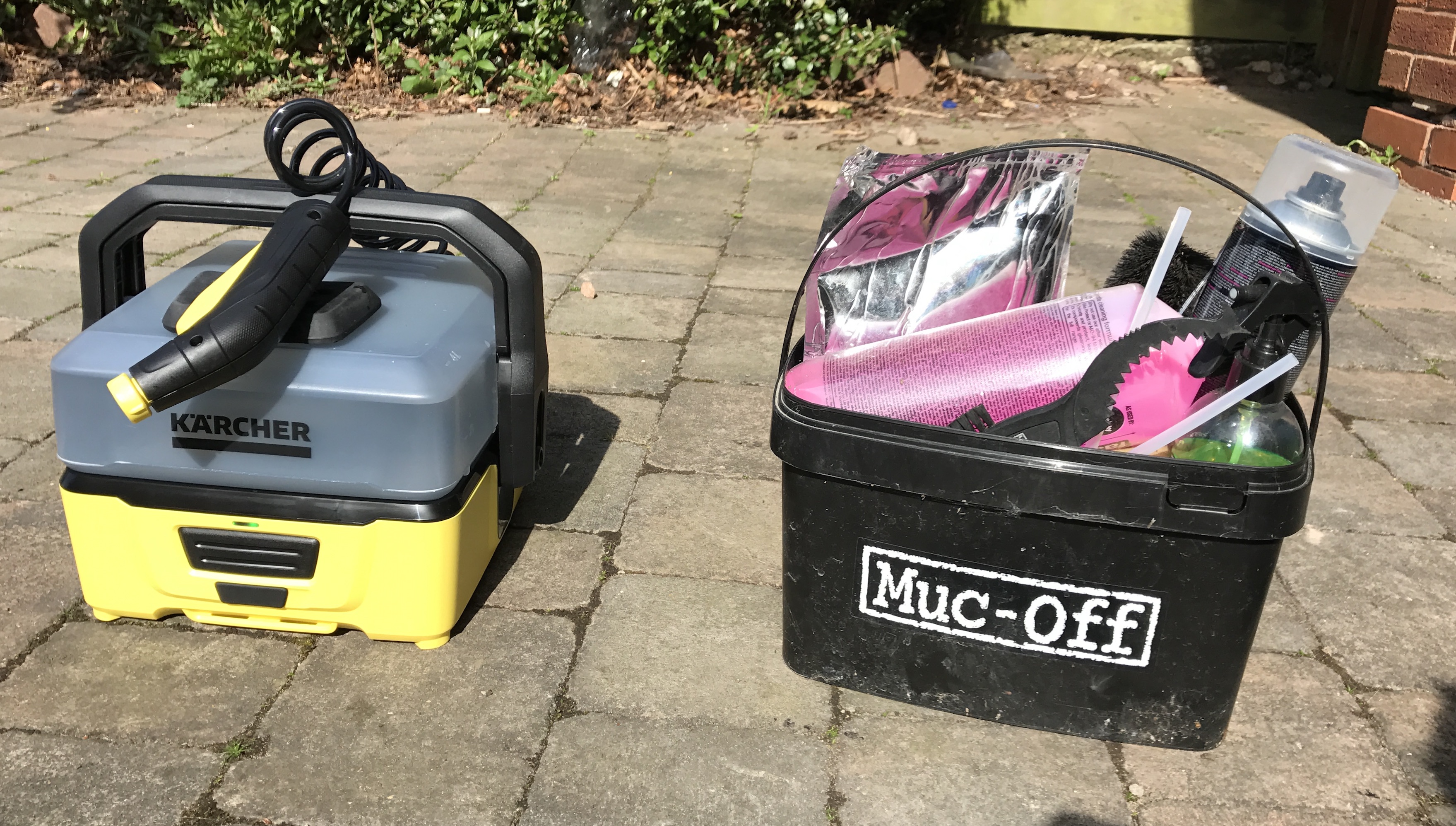 How do I charge my Kärcher OC 3 Mobile Outdoor Cleaner?